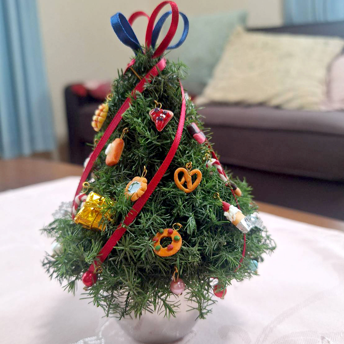 【お菓子がいっぱい！】クリスマスのミニミニお菓子ツリー｜かわいい飾りでお部屋を楽しく！